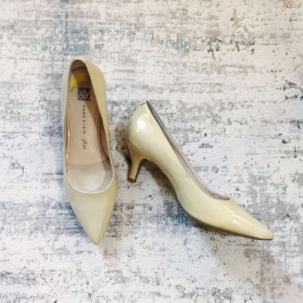 Anne Klein•Beige patent leather kitten heels